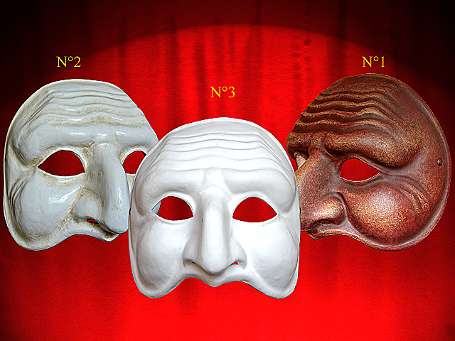 Weisse Maske des Theaters Comedia dell ARTE in Pappmache Zufriedener alter Mann