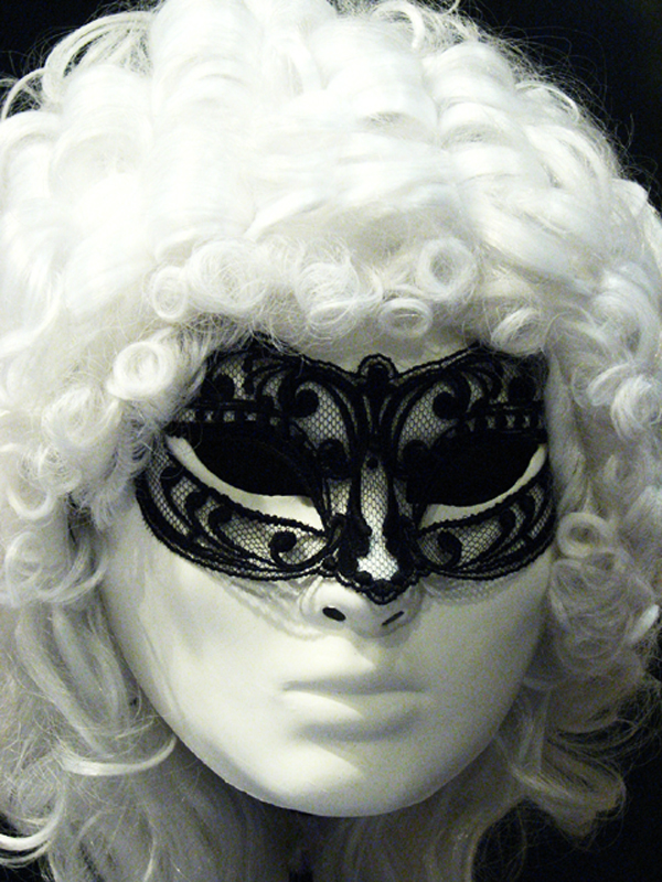 FINE AND SUPPLE LACE COLOMBINA MASK